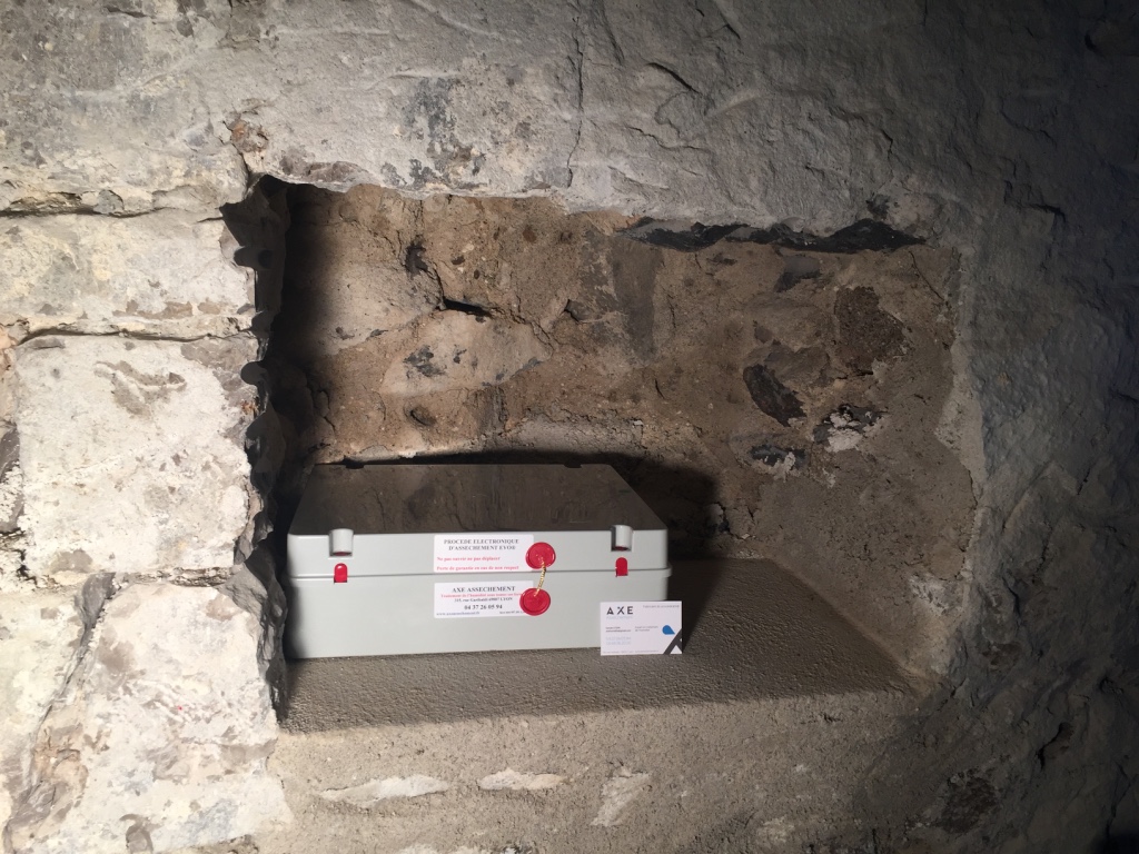 Boitier électronique dans une église murée en Ardèche 